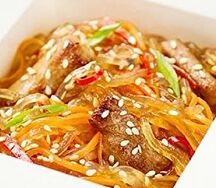 Удон с курицей в соусе sweet chili