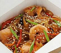 Яичная лапша с морепродуктами в сливочном соусе