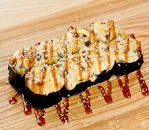 Ролл Запеченный с мидиями и сыром чеддер