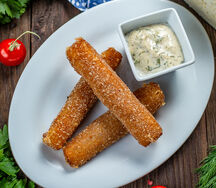 Сырные палочки с чесночным соусом
