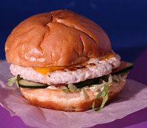 Бургер с рубленой индейкой и соусом пармезан