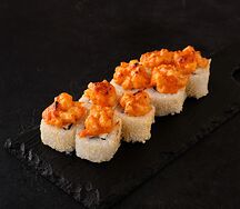 Запеченный ролл с копченым угрем и соусом спайси