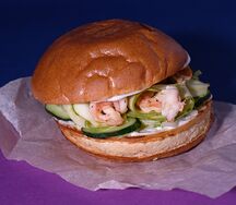 Легкий бургер с креветками и пикантными овощами