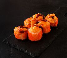 Запеченный ролл с лососем и креветкой темпура под сырной шапкой