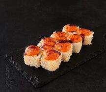 Запеченный ролл с лососем Тануки
