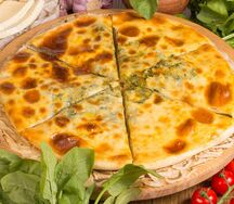 Хачапури со шпинатом и сыром сулугуни