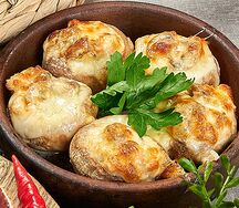 Шапки шампиньонов с цыпленком под сыром сулугуни
