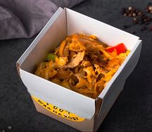 Удон с курицей в кунжутном соусе