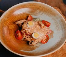 Салат с беконом и грибами под медово-сливочным соусом
