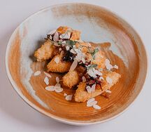 Жареный сыр с конфитюром из груши и карамельным луком