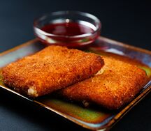 Жареный сыр с брусничным соусом