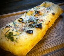 Фокачча с зеленым маслом и копченой солью