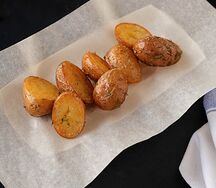 Картофель по-деревенски и сырный соус