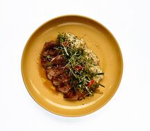 Свинина тонкацу, картофель, пряный огурец