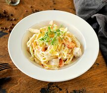 Паста с курицей и овощами