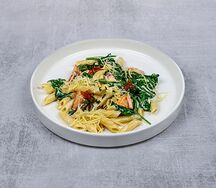 Пенне с лососем и красной икрой