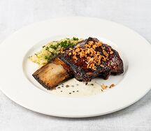 Говяжье ребро с мятым картофелем