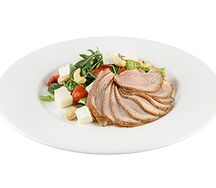 Салат с утиной грудкой и печёным перцем