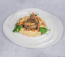 Телячьи щёчки с фундучным пюре