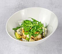 Салат с грушей, авокадо и сыром дорблю