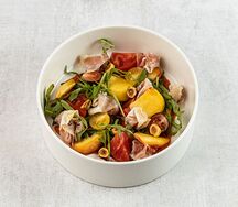 Салат с пармской ветчиной и сезонными фруктами