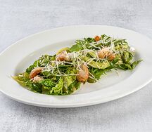 Салат с креветками, авокадо и песто