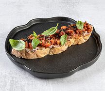 Брускетта с тапенадой и томатами