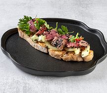 Брускетта с тунцом