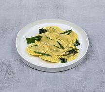 Равиоли с лососем и вакаме