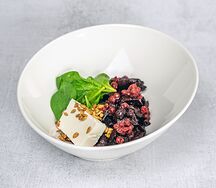 Со свеклой, брусникой и страчателлой