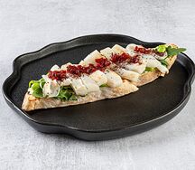 Брускетта с кальмаром и бобами эдамаме