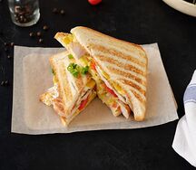 Сэндвич с курочкой су-вид и сыром чеддер