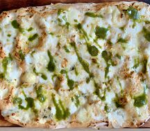 Пицца сырная с песто