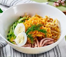 Салат с говяжьим языком и омлетом