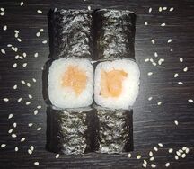 Классический ролл с лососем
