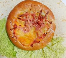 Пицца мини домашняя, с колбаской и сыром