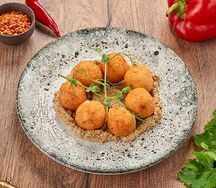 Сырные шарики на подушке из орехового соуса баже