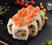 Ролл с жареным лососем и соусом спайси