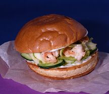 Легкий бургер с креветками и пикантными овощами