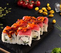 Красный Ламбо-ролл с татаки из тунца c крабом