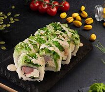 Ролл с тигровыми креветками и чукой