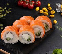 Ролл Филадельфия с лосем и огурцом Premium