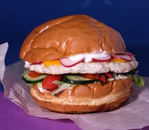 Фитнес-бургер от шефа с индейкой и натуральным соусом