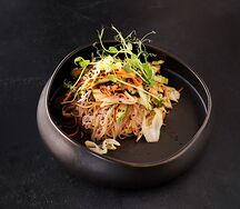 Фунчоза с курицей и овощами в тайском соусе