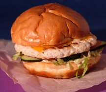 Бургер с рубленой индейкой и соусом пармезан