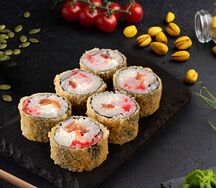 Горячий ролл темпура с лососем и тигровой креветкой