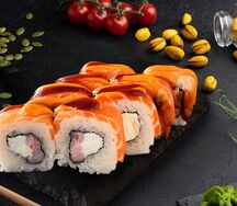 Ролл Филадельфия с опаленным лососем татаки