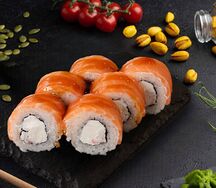 Ролл Филадельфия Lux с копченым лососем и крабом