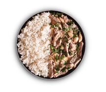 Строганов с курицей и рисом