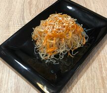 Салат с фунчозой и овощами